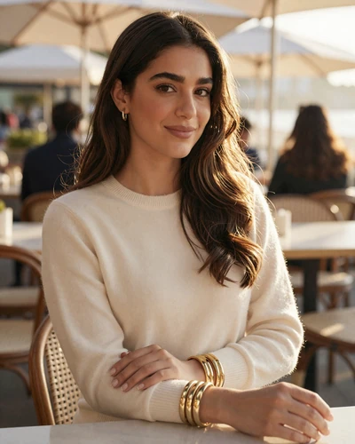 Nadia, verified LuxyMeet member at Manhattan Beach coffee terrace